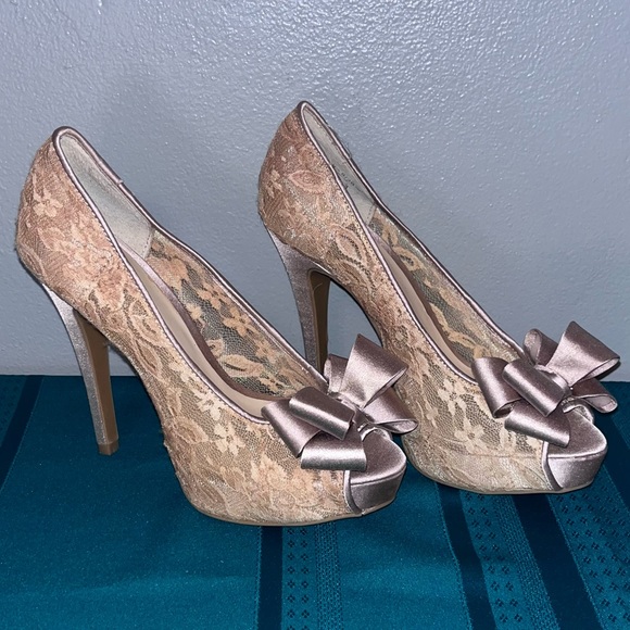 Chinese Laundry Shoes - Chinese Laundry lace heels with bow size 8.5